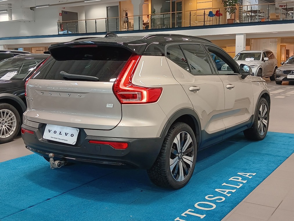Esittelykuva VOLVO XC40 täyssähköautosta.