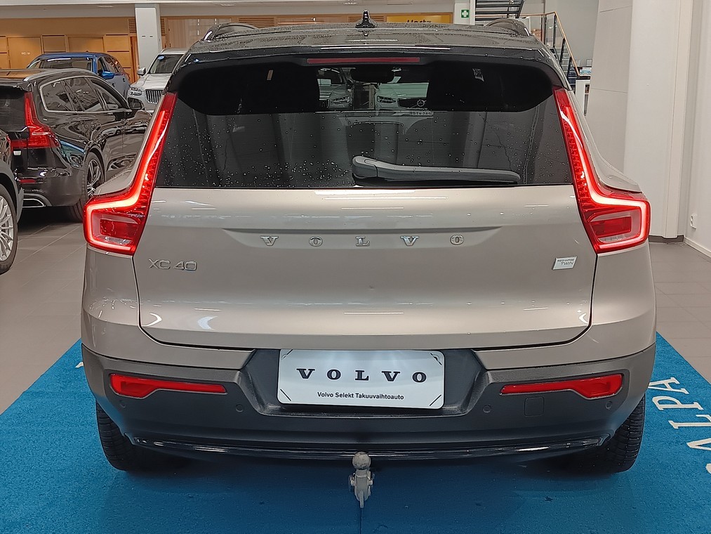 Esittelykuva VOLVO XC40 täyssähköautosta.