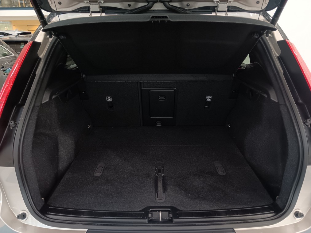 Esittelykuva VOLVO XC40 täyssähköautosta.
