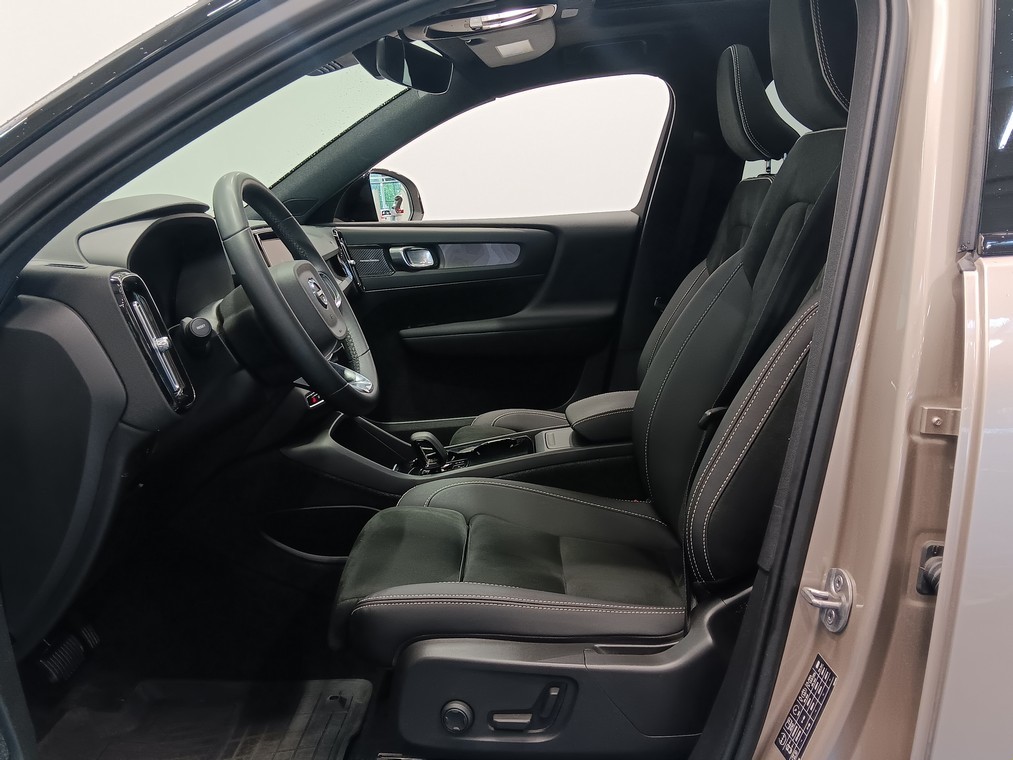 Esittelykuva VOLVO XC40 täyssähköautosta.