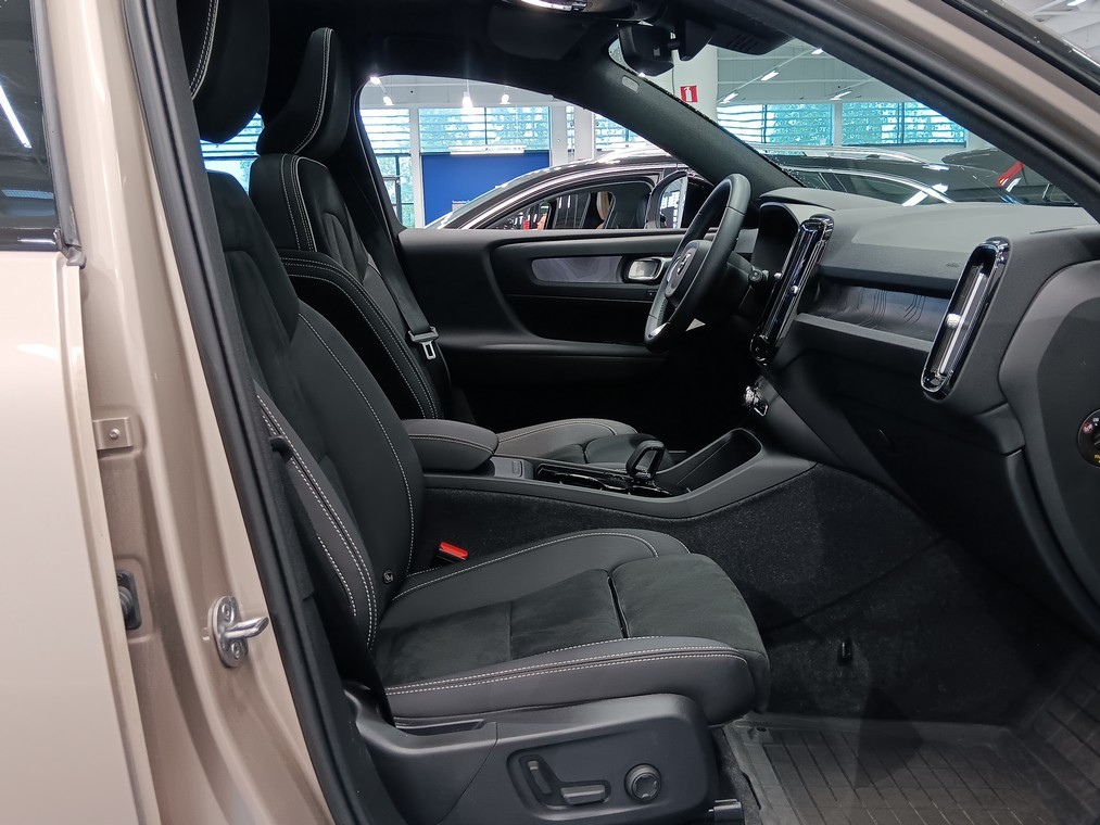 Esittelykuva VOLVO XC40 täyssähköautosta.