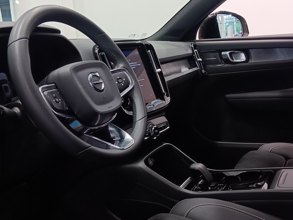 Esittelykuva VOLVO XC40 täyssähköautosta.
