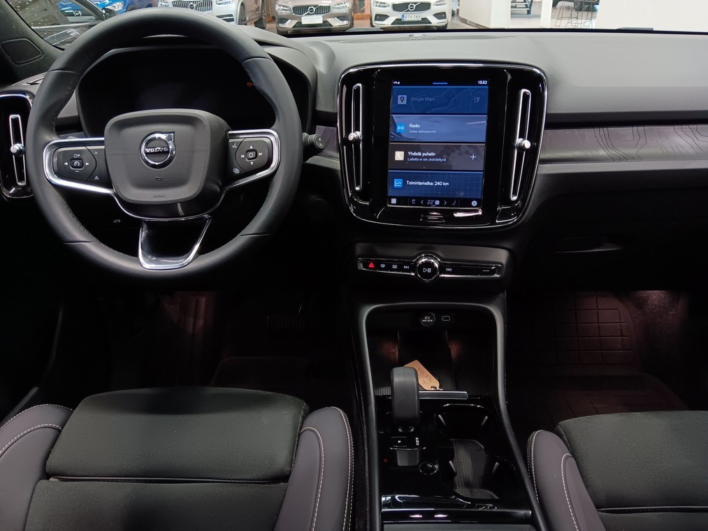 Esittelykuva VOLVO XC40 täyssähköautosta.