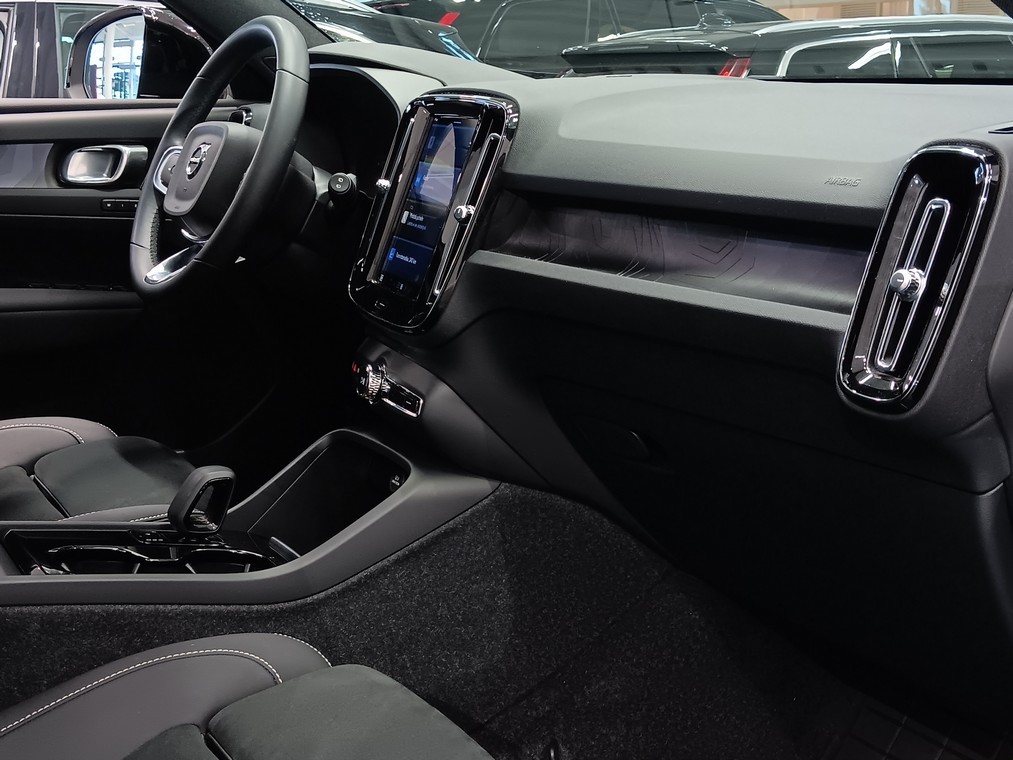 Esittelykuva VOLVO XC40 täyssähköautosta.