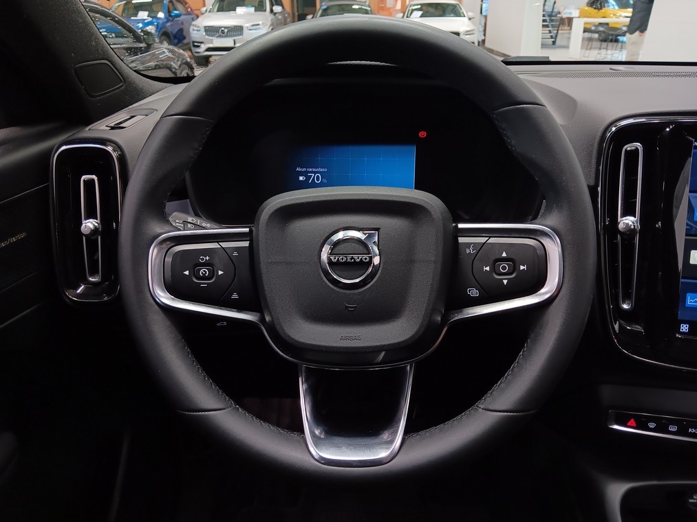 Esittelykuva VOLVO XC40 täyssähköautosta.