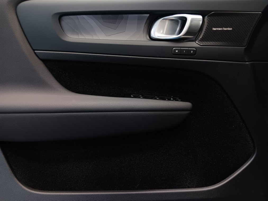 Esittelykuva VOLVO XC40 täyssähköautosta.