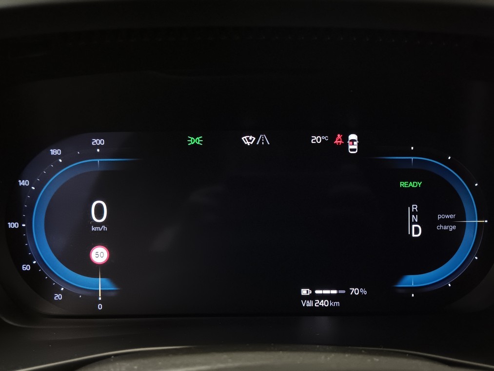 Esittelykuva VOLVO XC40 täyssähköautosta.