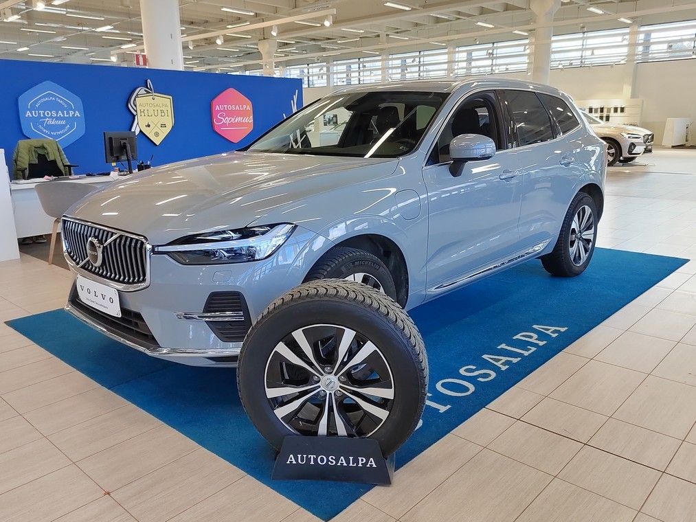 Esittelykuva VOLVO XC60 lataushybridiautosta.