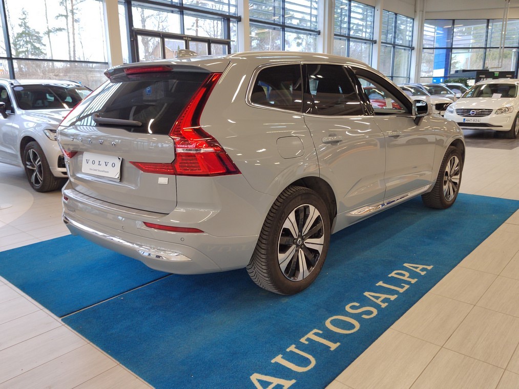 Esittelykuva VOLVO XC60 lataushybridiautosta.