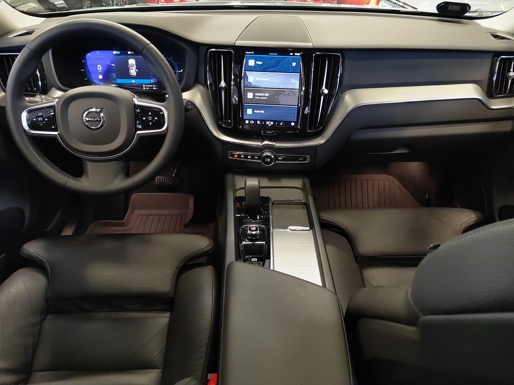 Esittelykuva VOLVO XC60 lataushybridiautosta.