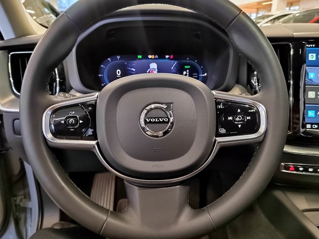 Esittelykuva VOLVO XC60 lataushybridiautosta.