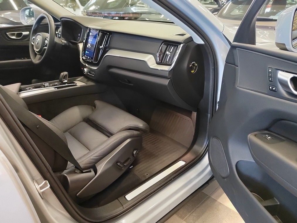 Esittelykuva VOLVO XC60 lataushybridiautosta.