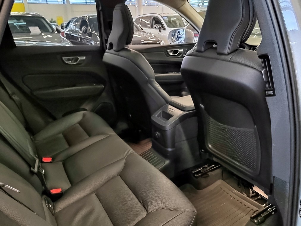 Esittelykuva VOLVO XC60 lataushybridiautosta.