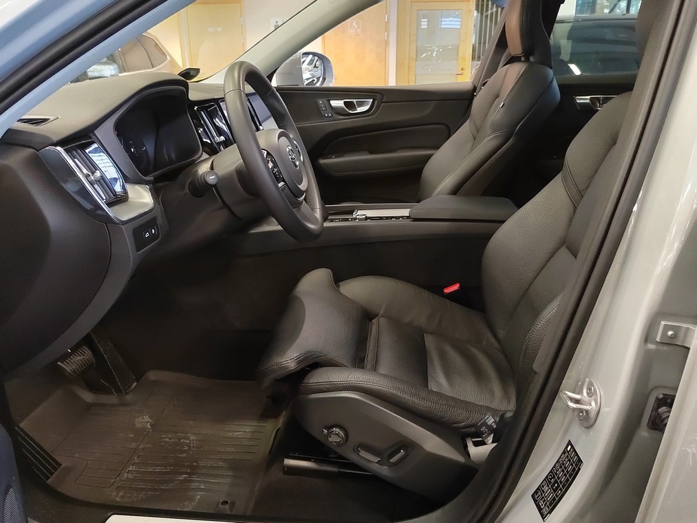 Esittelykuva VOLVO XC60 lataushybridiautosta.