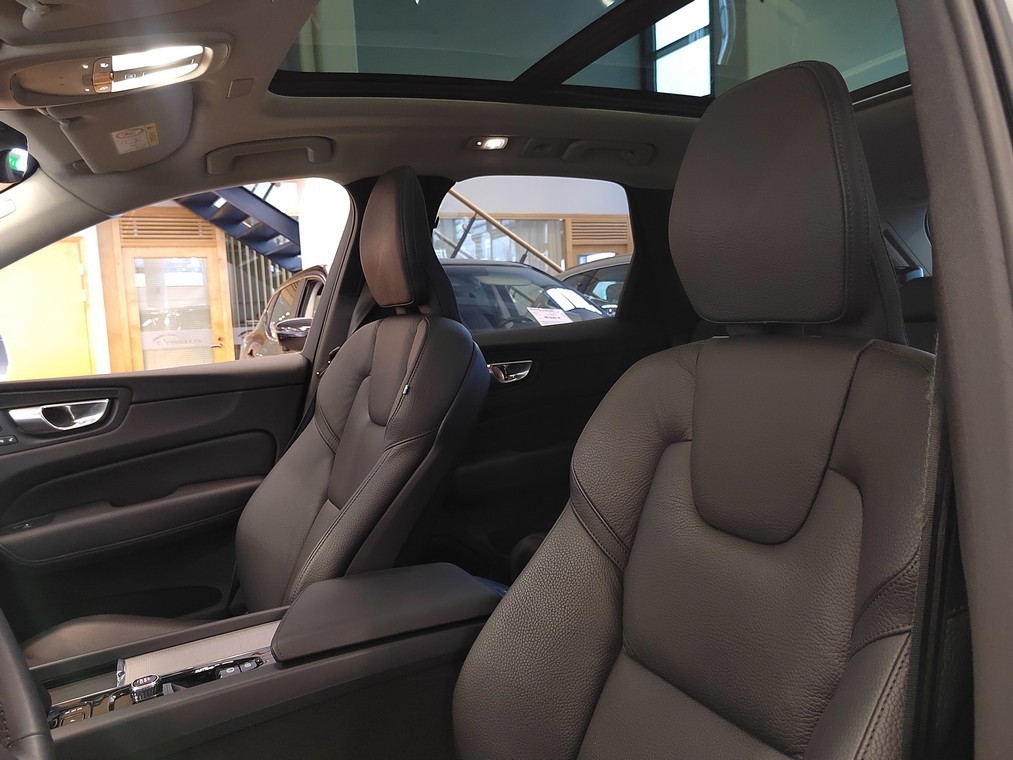 Esittelykuva VOLVO XC60 lataushybridiautosta.