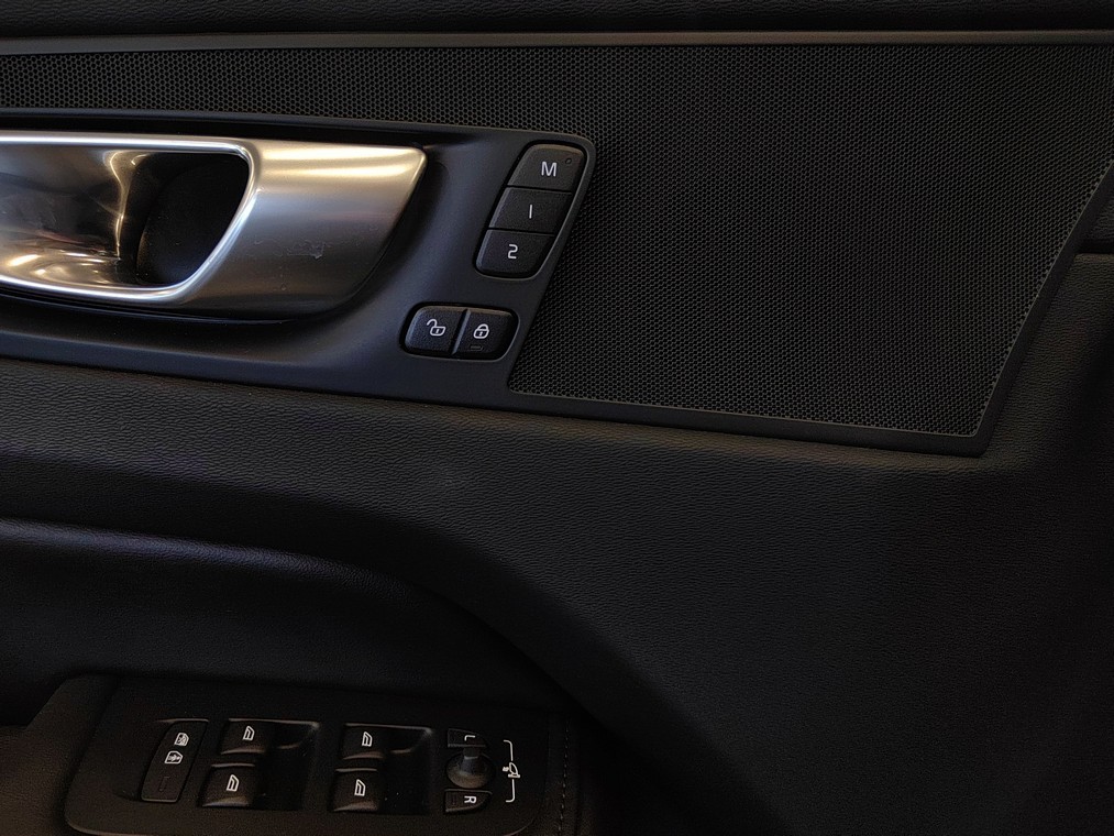 Esittelykuva VOLVO XC60 lataushybridiautosta.