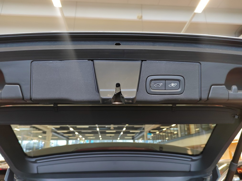 Esittelykuva VOLVO XC60 lataushybridiautosta.