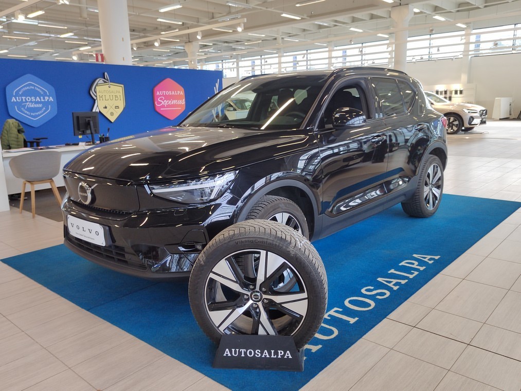 Esittelykuva VOLVO XC40 täyssähköautosta.