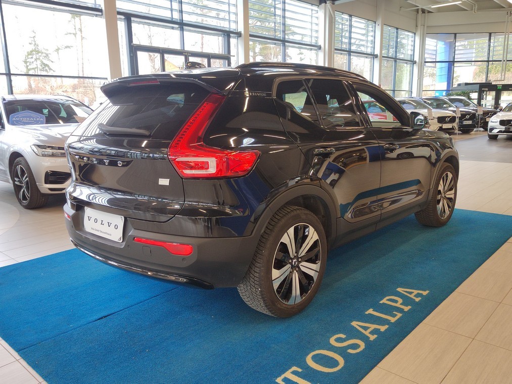 Esittelykuva VOLVO XC40 täyssähköautosta.