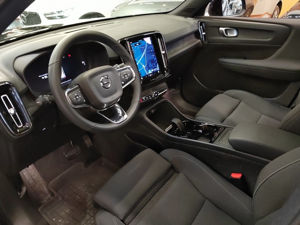 Esittelykuva VOLVO XC40 täyssähköautosta.