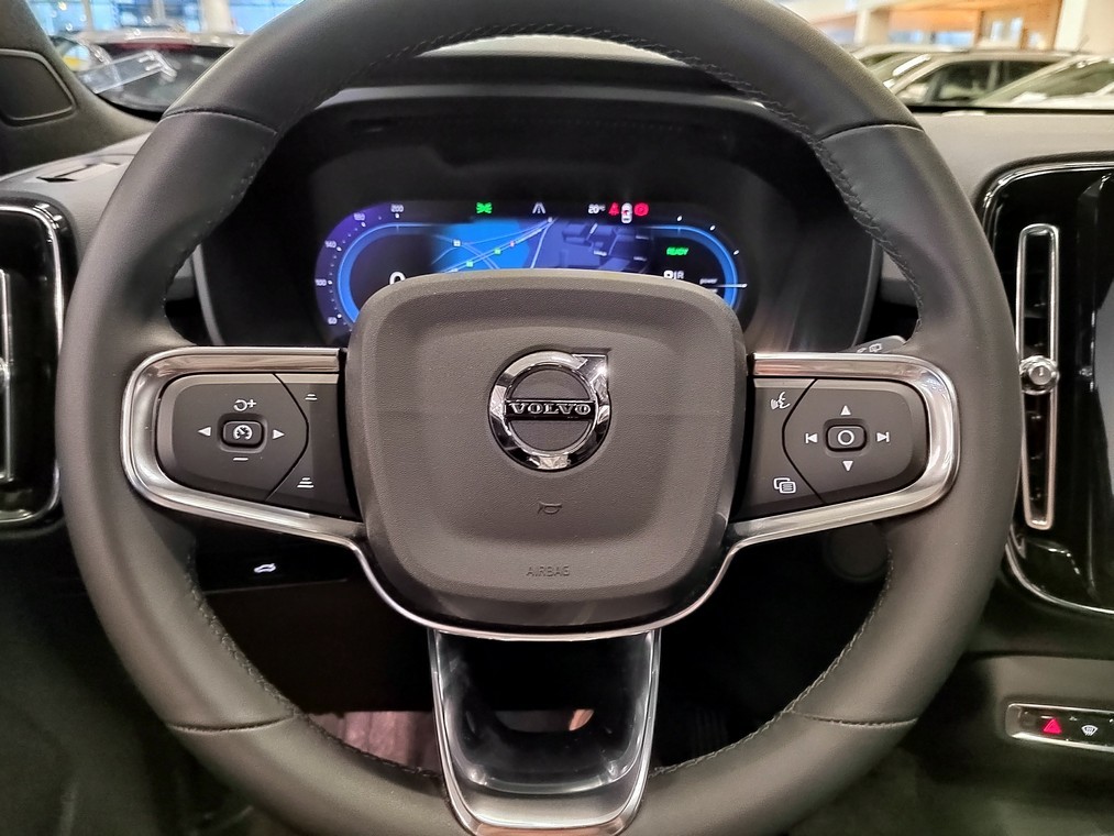 Esittelykuva VOLVO XC40 täyssähköautosta.