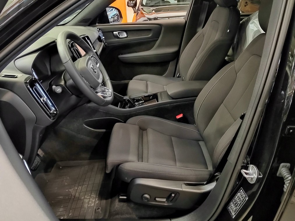 Esittelykuva VOLVO XC40 täyssähköautosta.