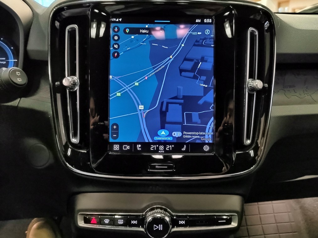 Esittelykuva VOLVO XC40 täyssähköautosta.