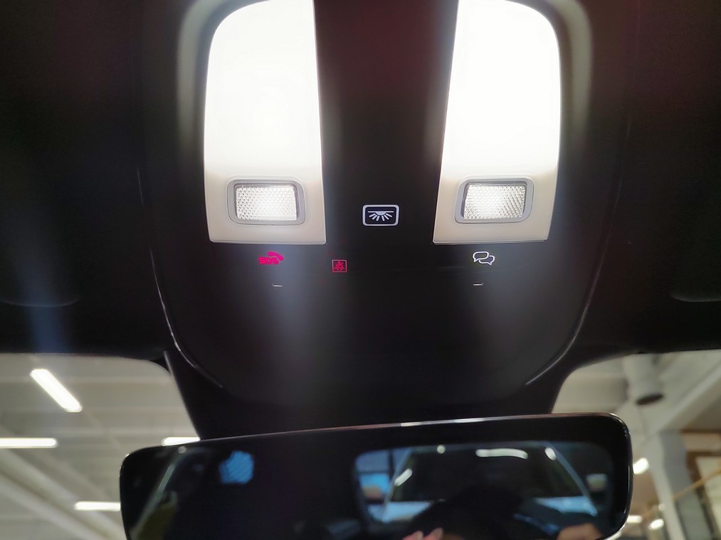 Esittelykuva VOLVO XC40 täyssähköautosta.