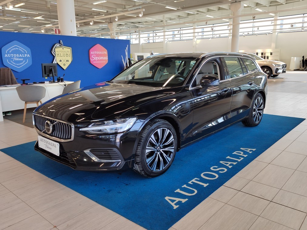 Esittelykuva VOLVO V60 lataushybridiautosta.