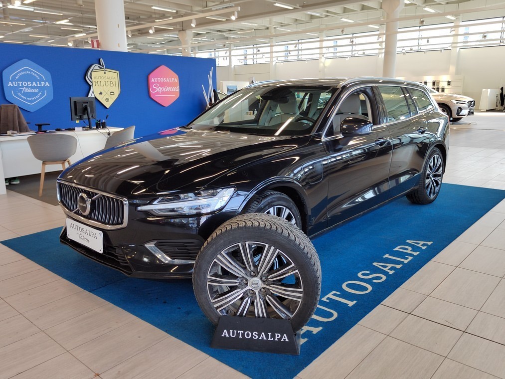Esittelykuva VOLVO V60 lataushybridiautosta.