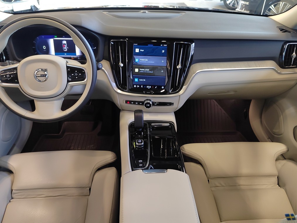 Esittelykuva VOLVO V60 lataushybridiautosta.