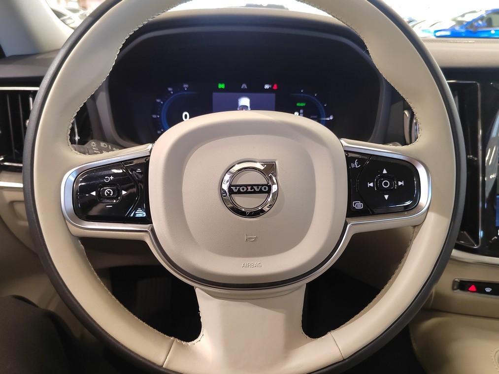 Esittelykuva VOLVO V60 lataushybridiautosta.