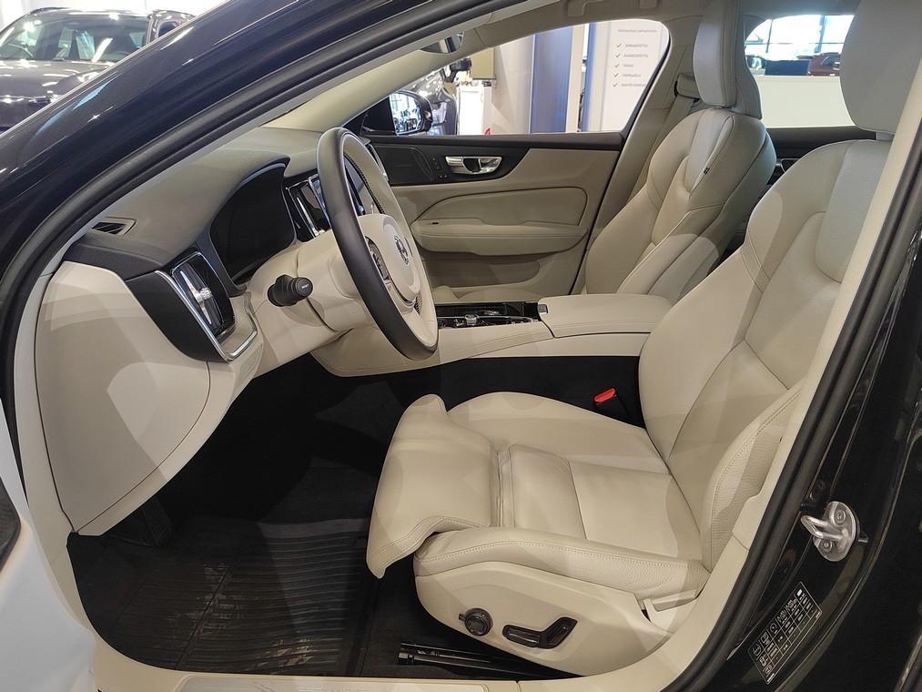 Esittelykuva VOLVO V60 lataushybridiautosta.