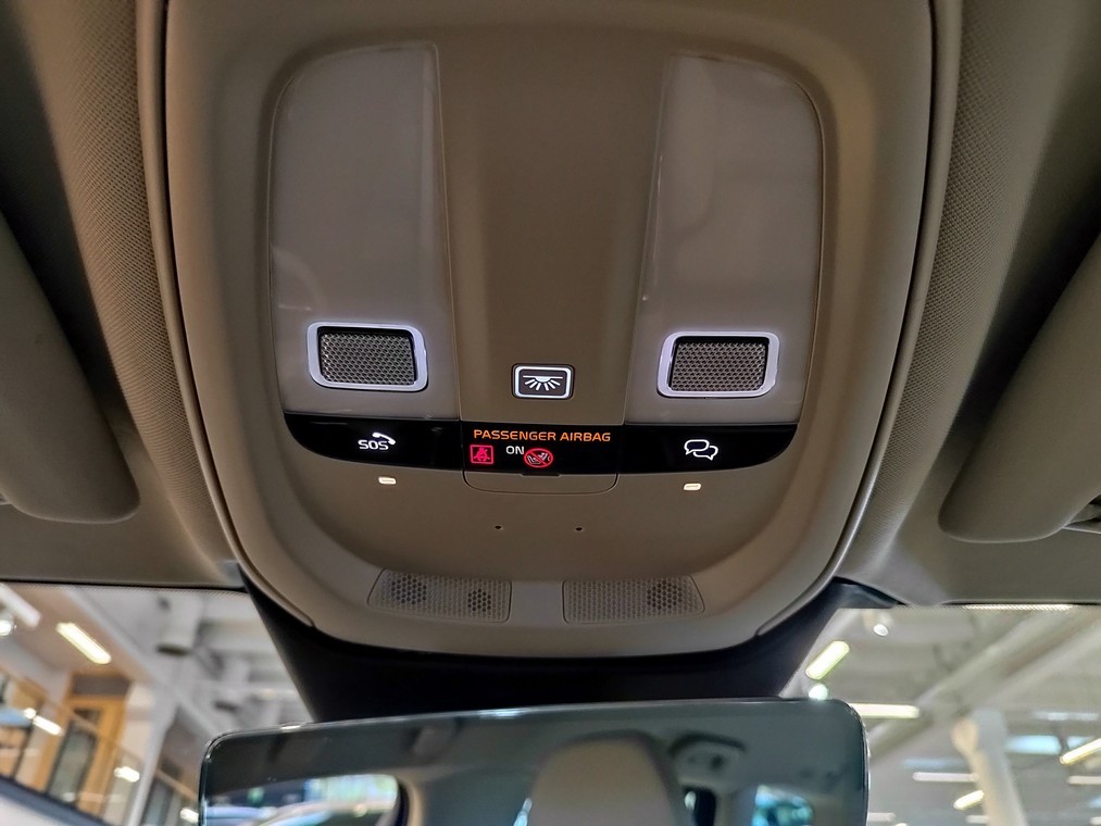 Esittelykuva VOLVO V60 lataushybridiautosta.