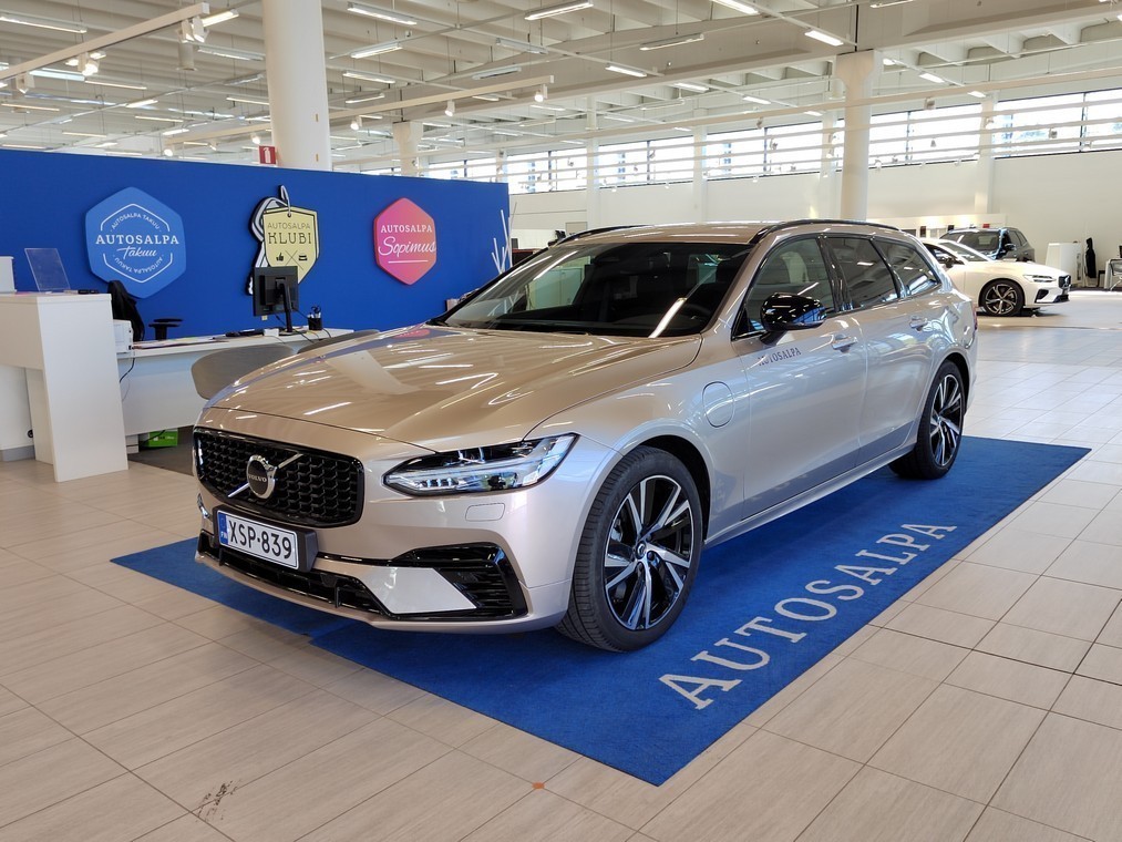 Esittelykuva VOLVO V90 lataushybridiautosta.