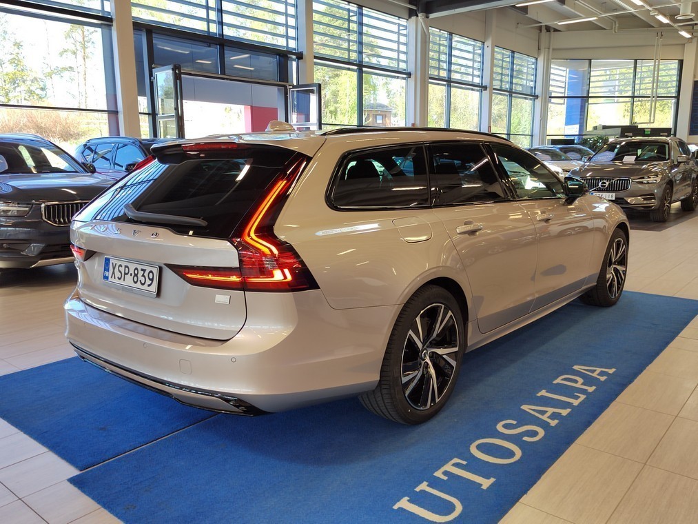 Esittelykuva VOLVO V90 lataushybridiautosta.