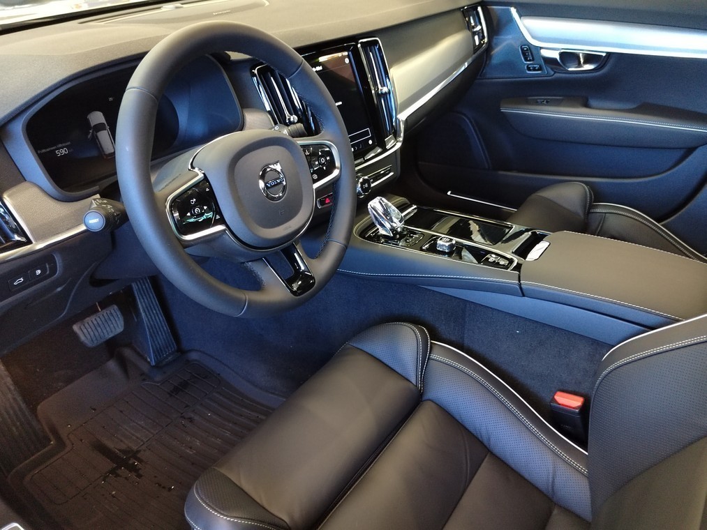 Esittelykuva VOLVO V90 lataushybridiautosta.
