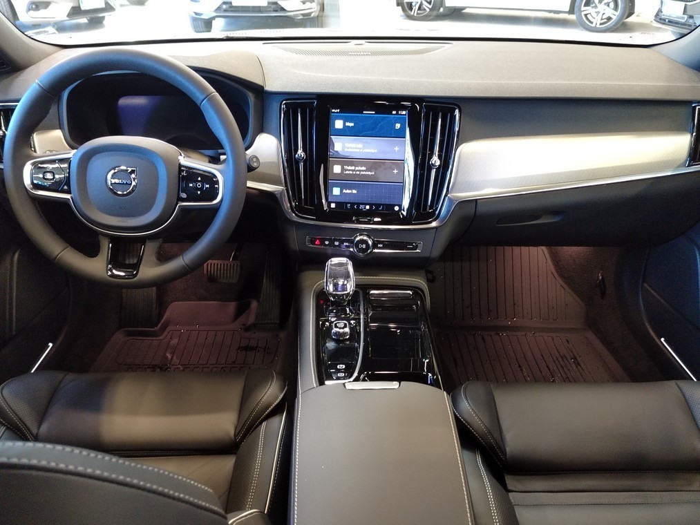 Esittelykuva VOLVO V90 lataushybridiautosta.