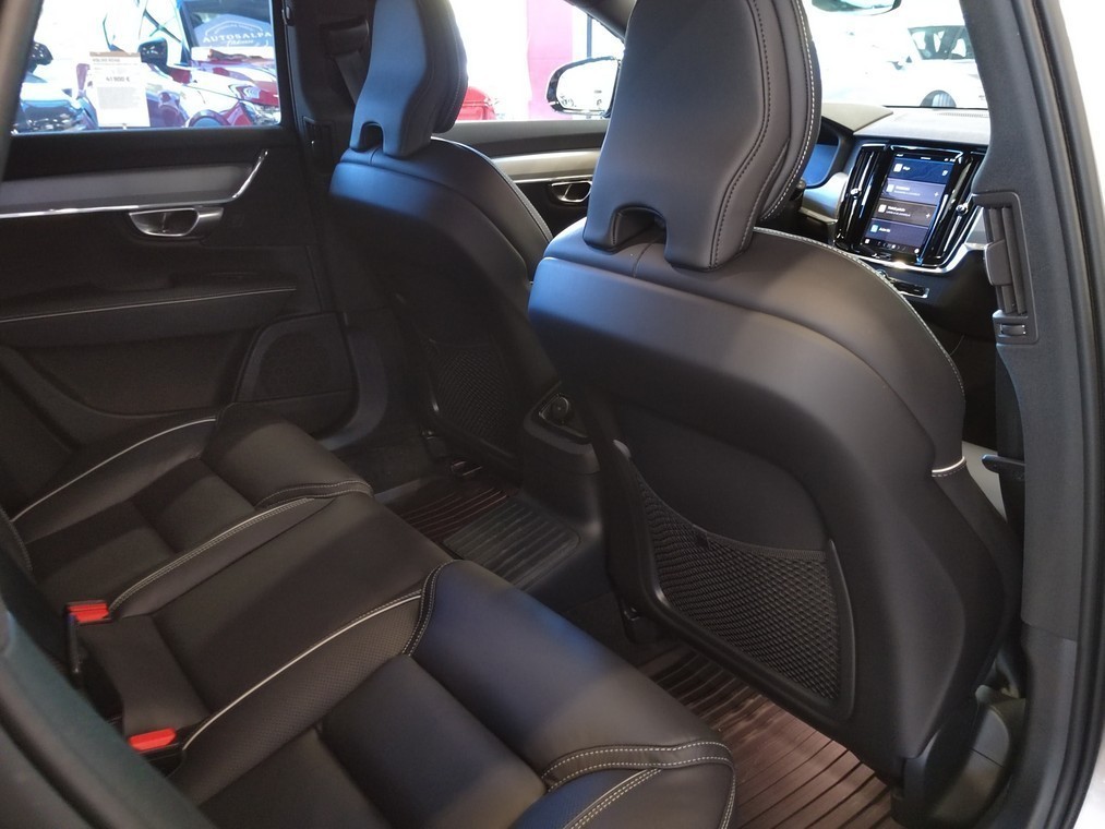 Esittelykuva VOLVO V90 lataushybridiautosta.