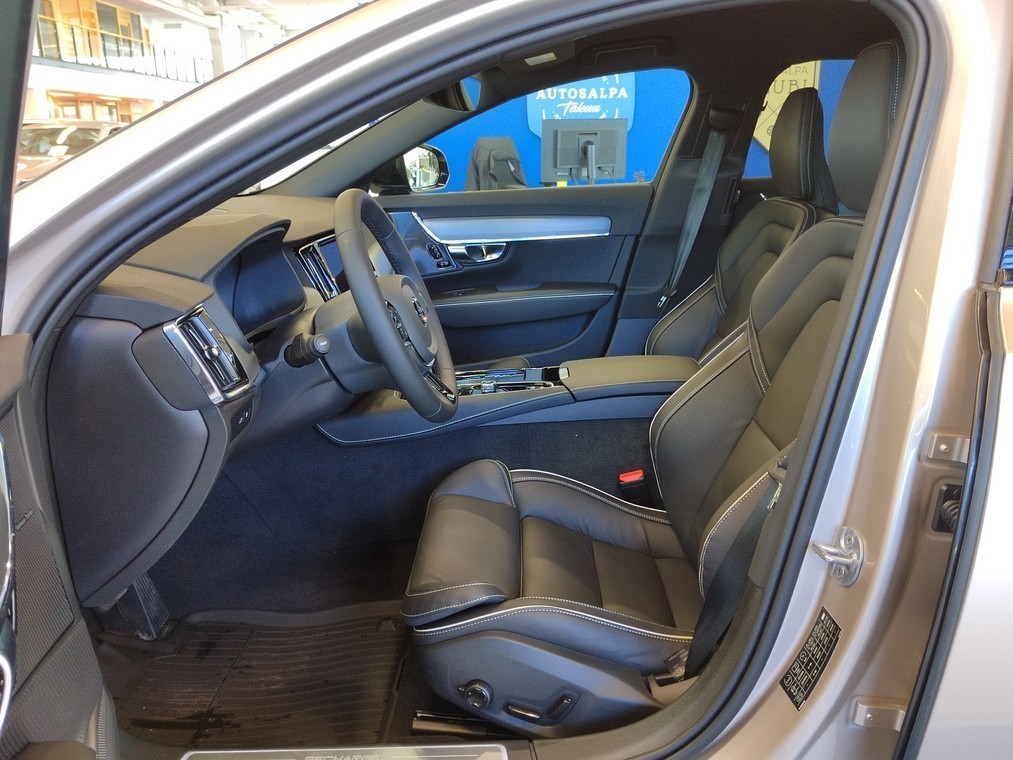 Esittelykuva VOLVO V90 lataushybridiautosta.
