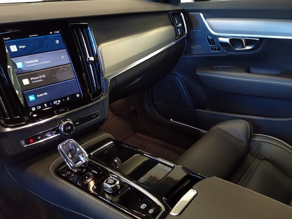 Esittelykuva VOLVO V90 lataushybridiautosta.