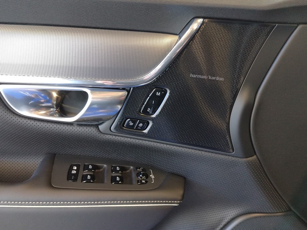 Esittelykuva VOLVO V90 lataushybridiautosta.