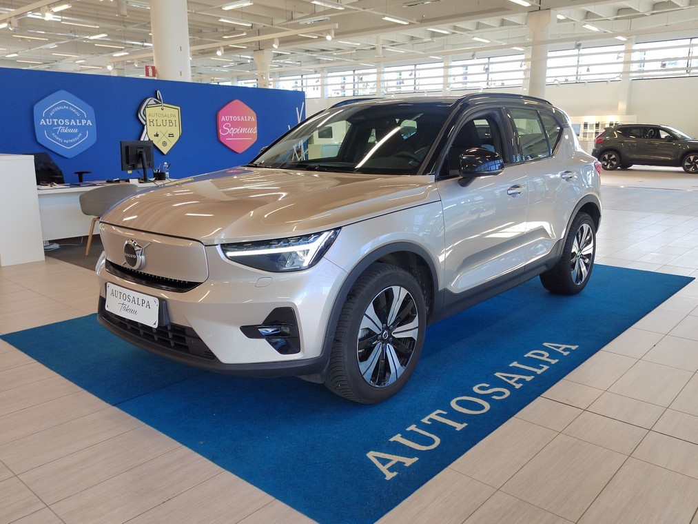 Esittelykuva VOLVO XC40 täyssähköautosta.