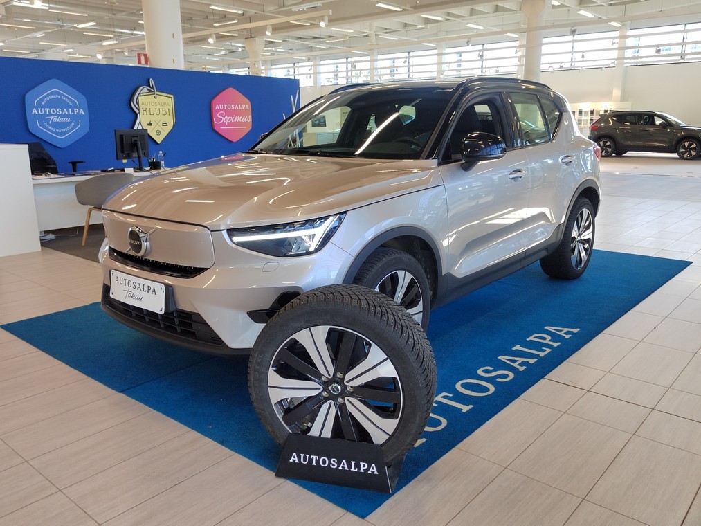 Esittelykuva VOLVO XC40 täyssähköautosta.