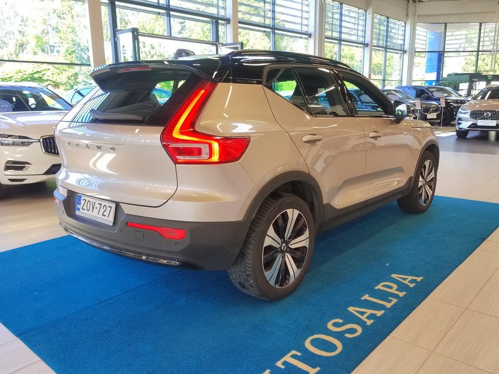 Esittelykuva VOLVO XC40 täyssähköautosta.
