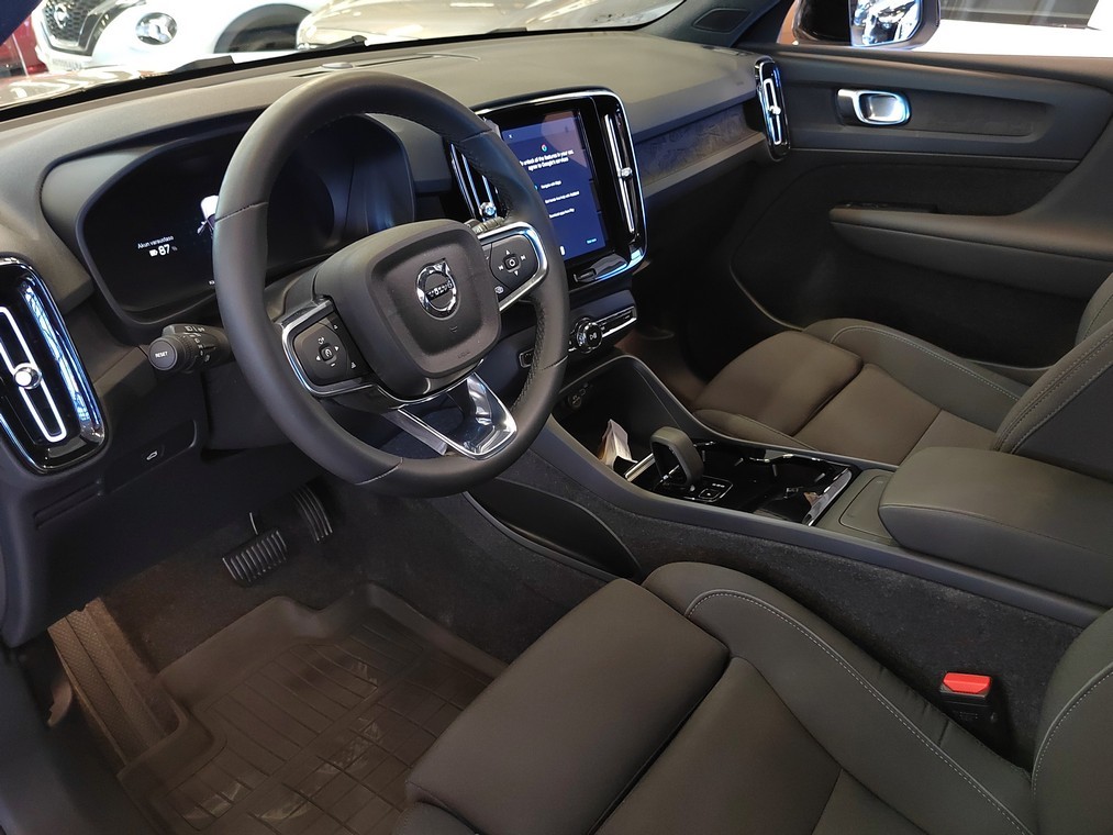 Esittelykuva VOLVO XC40 täyssähköautosta.