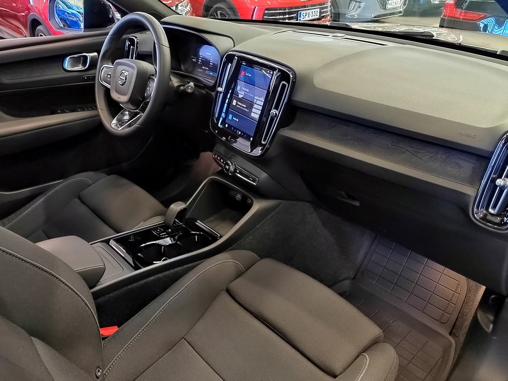 Esittelykuva VOLVO XC40 täyssähköautosta.