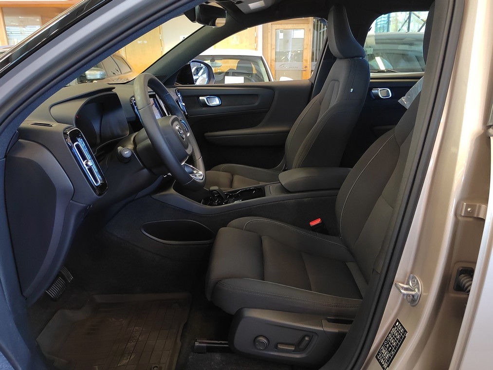 Esittelykuva VOLVO XC40 täyssähköautosta.