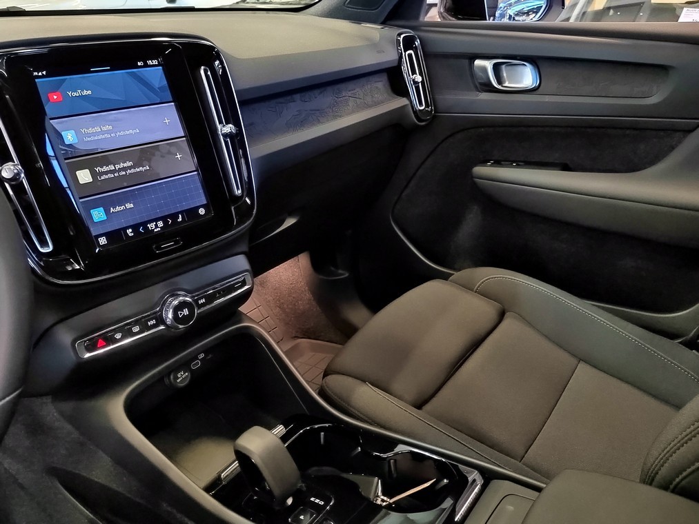 Esittelykuva VOLVO XC40 täyssähköautosta.