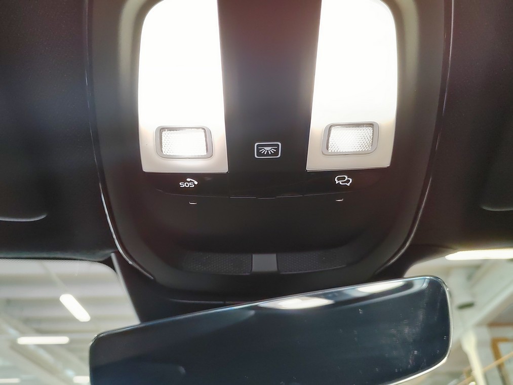 Esittelykuva VOLVO XC40 täyssähköautosta.